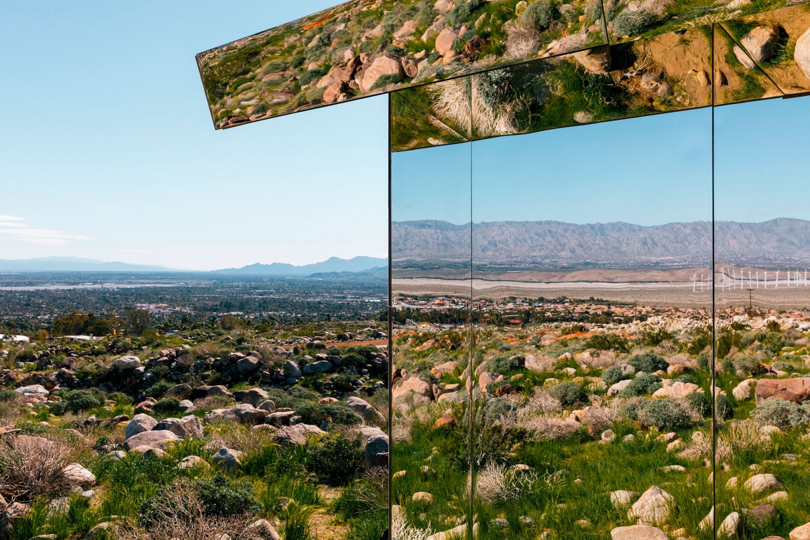 Casa Mirage instalada en el desierto del sur de California por Doug Aitken. Fotografía por Stefan Altenburger, cortesía de Doug Aitken