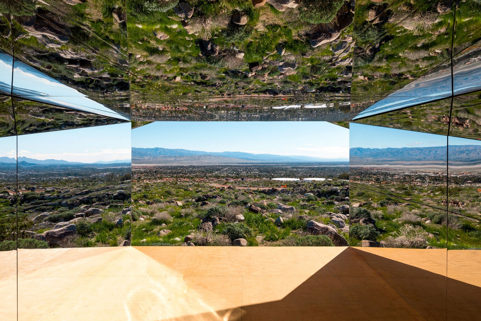 Casa Mirage instalada en el desierto del sur de California por Doug Aitken. Fotografía por Stefan Altenburger, cortesía de Doug Aitken