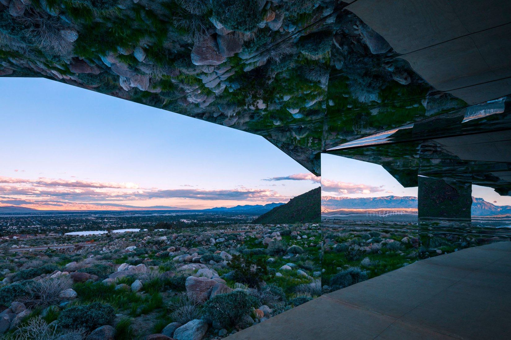 Casa Mirage instalada en el desierto del sur de California por Doug Aitken. Fotografía por Stefan Altenburger, cortesía de Doug Aitken