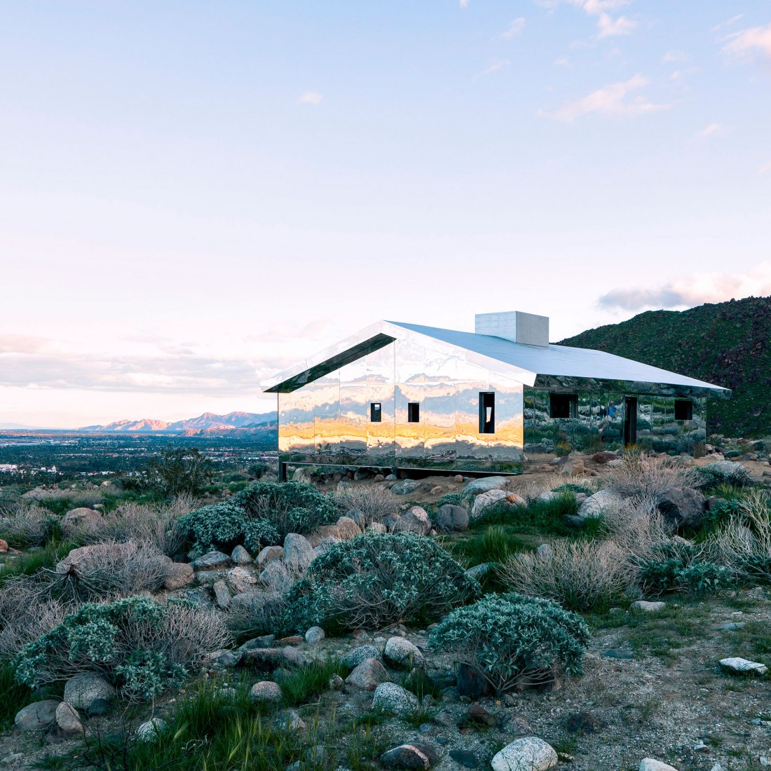 Casa Mirage instalada en el desierto del sur de California por Doug Aitken. Fotografía por Stefan Altenburger, cortesía de Doug Aitken