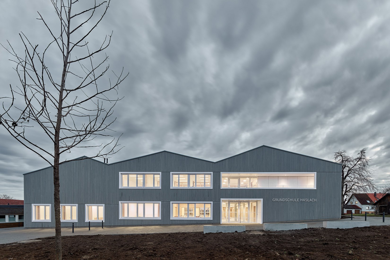 Escuela de primaria y jardín de infancia por DREI ARCHITEKTEN. Fotografía de Zooey Braun 