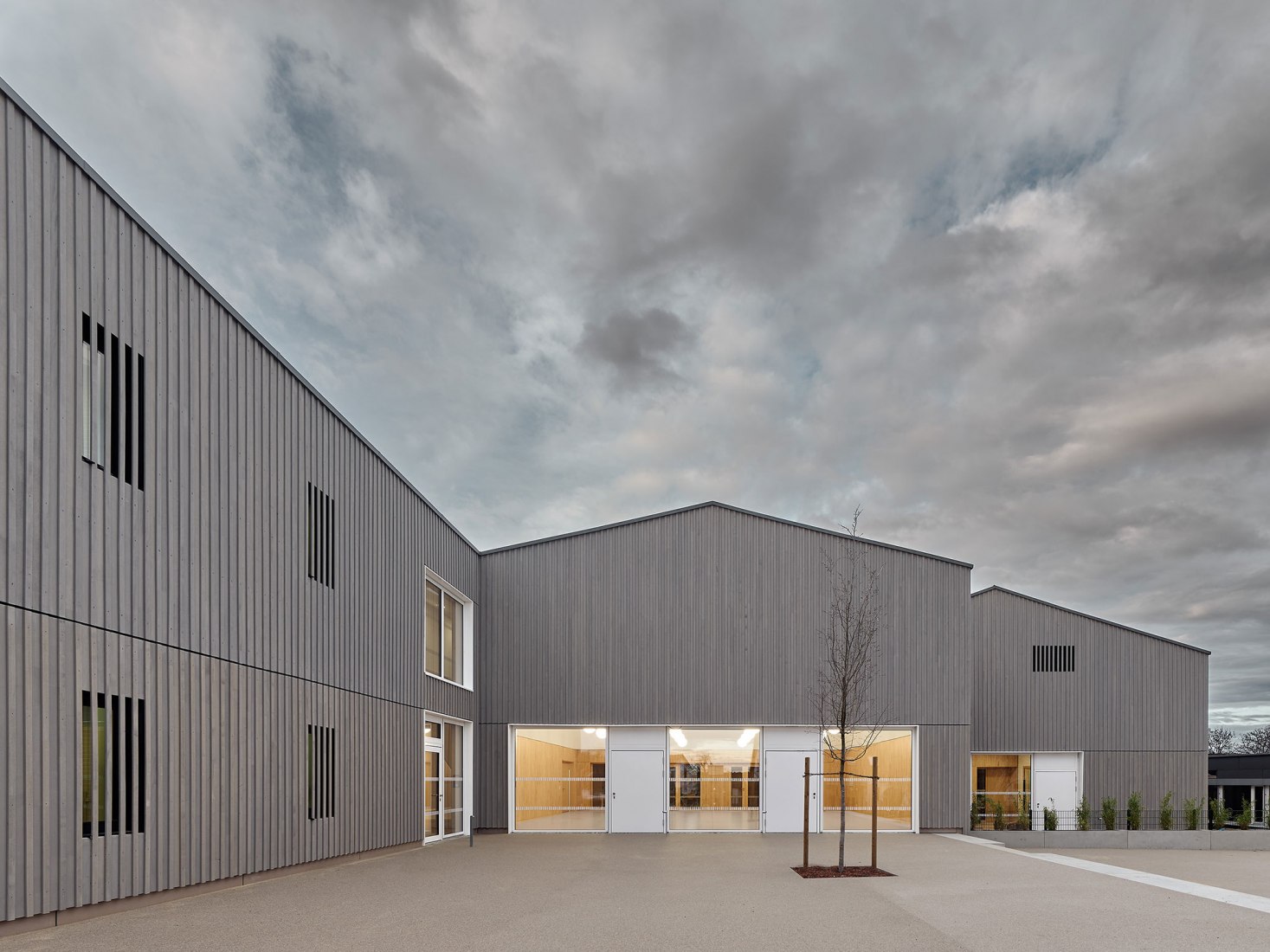 Escuela de primaria y jardín de infancia por DREI ARCHITEKTEN. Fotografía de Zooey Braun 