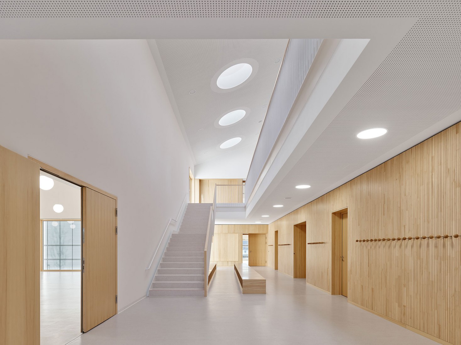 Escuela de primaria y jardín de infancia por DREI ARCHITEKTEN. Fotografía de Zooey Braun 
