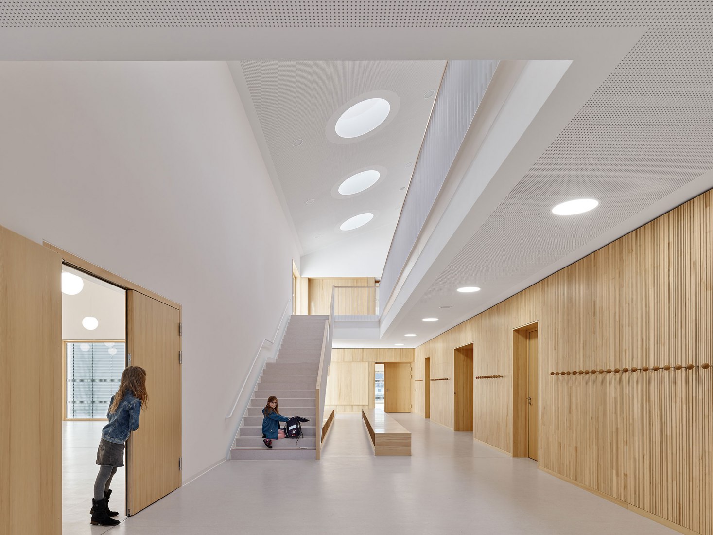 Escuela de primaria y jardín de infancia por DREI ARCHITEKTEN. Fotografía de Zooey Braun 