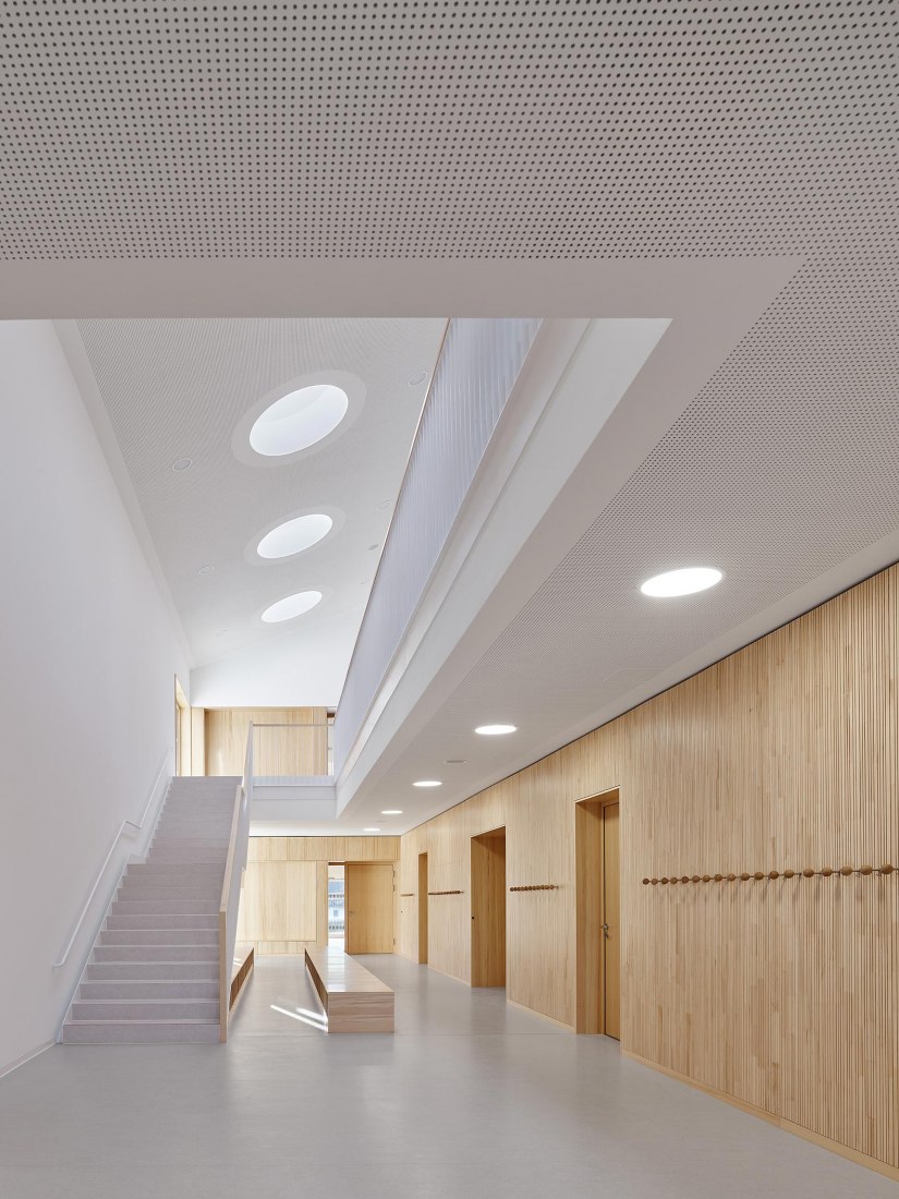 Escuela de primaria y jardín de infancia por DREI ARCHITEKTEN. Fotografía de Zooey Braun 