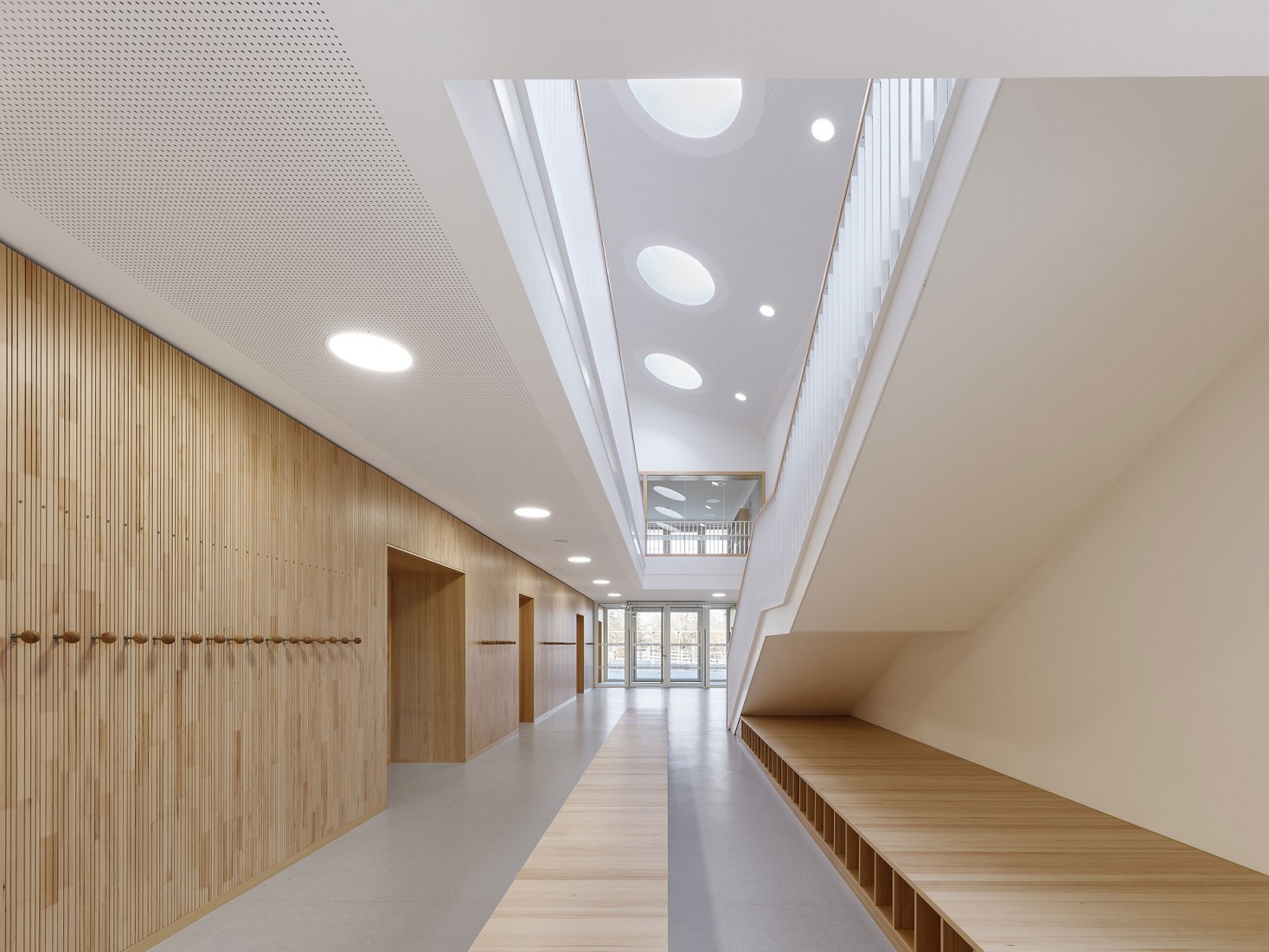 Escuela de primaria y jardín de infancia por DREI ARCHITEKTEN. Fotografía de Zooey Braun 
