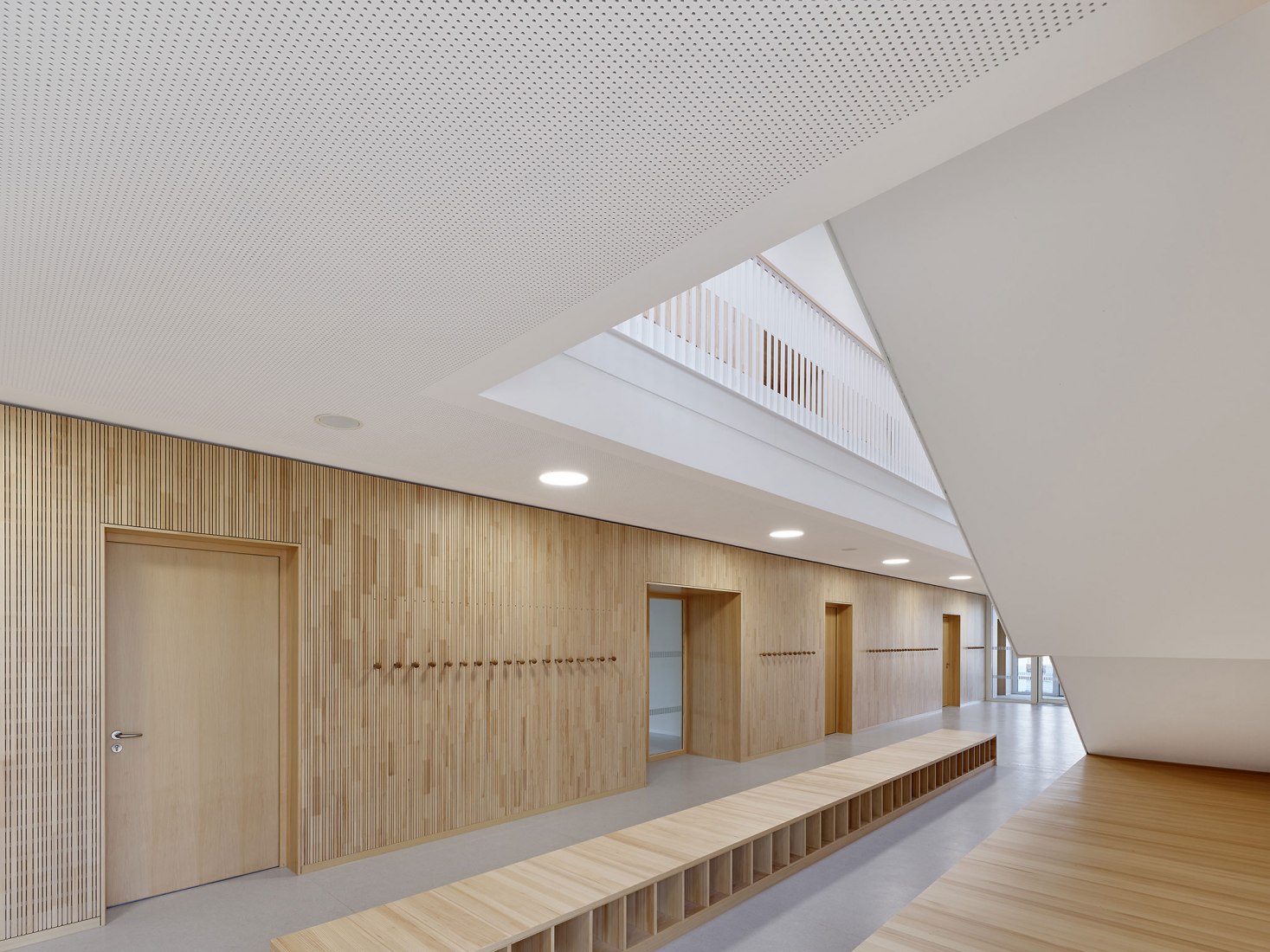 Escuela de primaria y jardín de infancia por DREI ARCHITEKTEN. Fotografía de Zooey Braun 