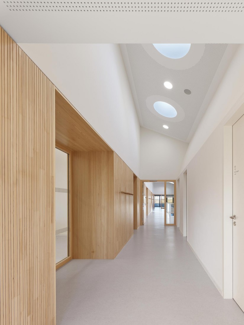 Escuela de primaria y jardín de infancia por DREI ARCHITEKTEN. Fotografía de Zooey Braun 