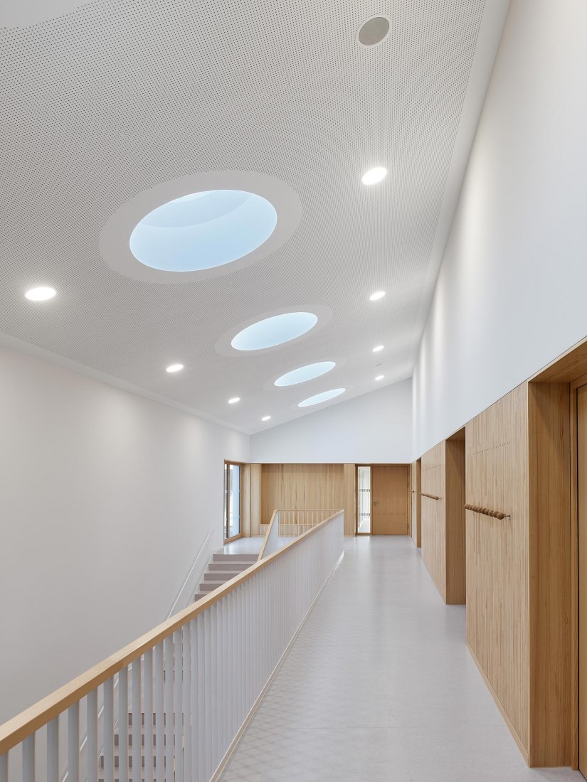 Escuela de primaria y jardín de infancia por DREI ARCHITEKTEN. Fotografía de Zooey Braun 