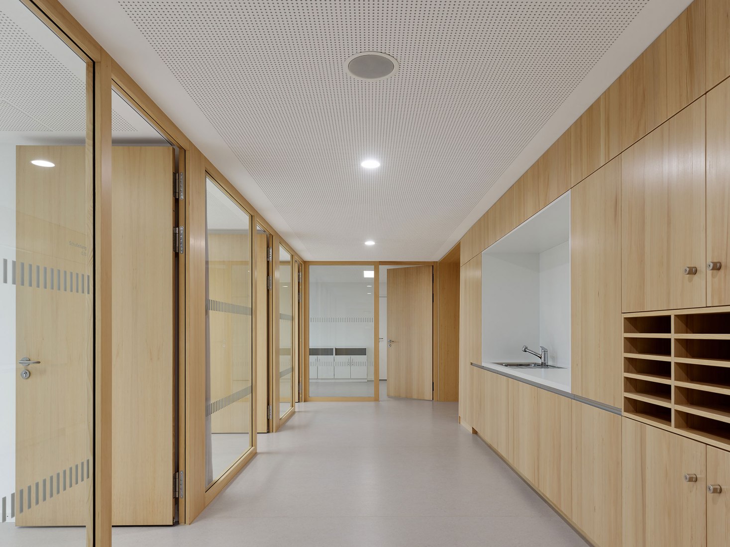 Escuela de primaria y jardín de infancia por DREI ARCHITEKTEN. Fotografía de Zooey Braun 