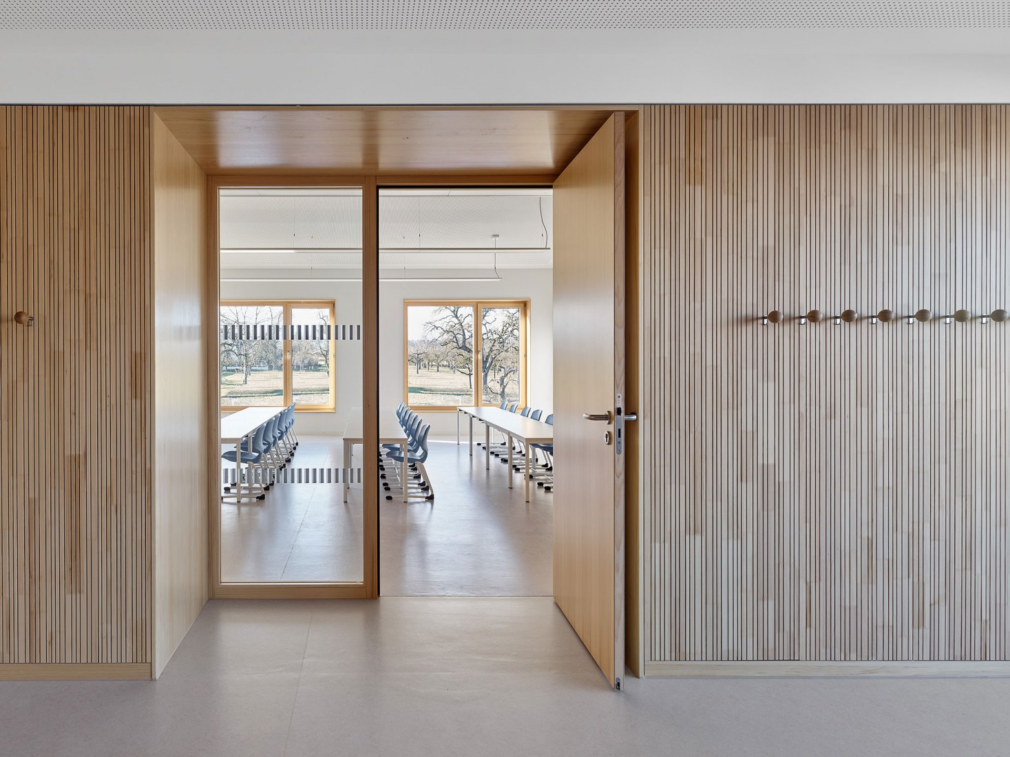 Escuela de primaria y jardín de infancia por DREI ARCHITEKTEN. Fotografía de Zooey Braun 