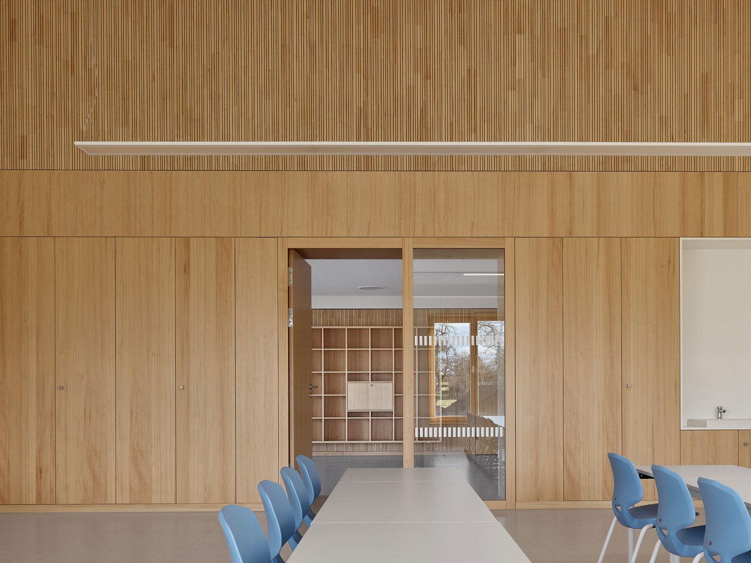 Escuela de primaria y jardín de infancia por DREI ARCHITEKTEN. Fotografía de Zooey Braun 