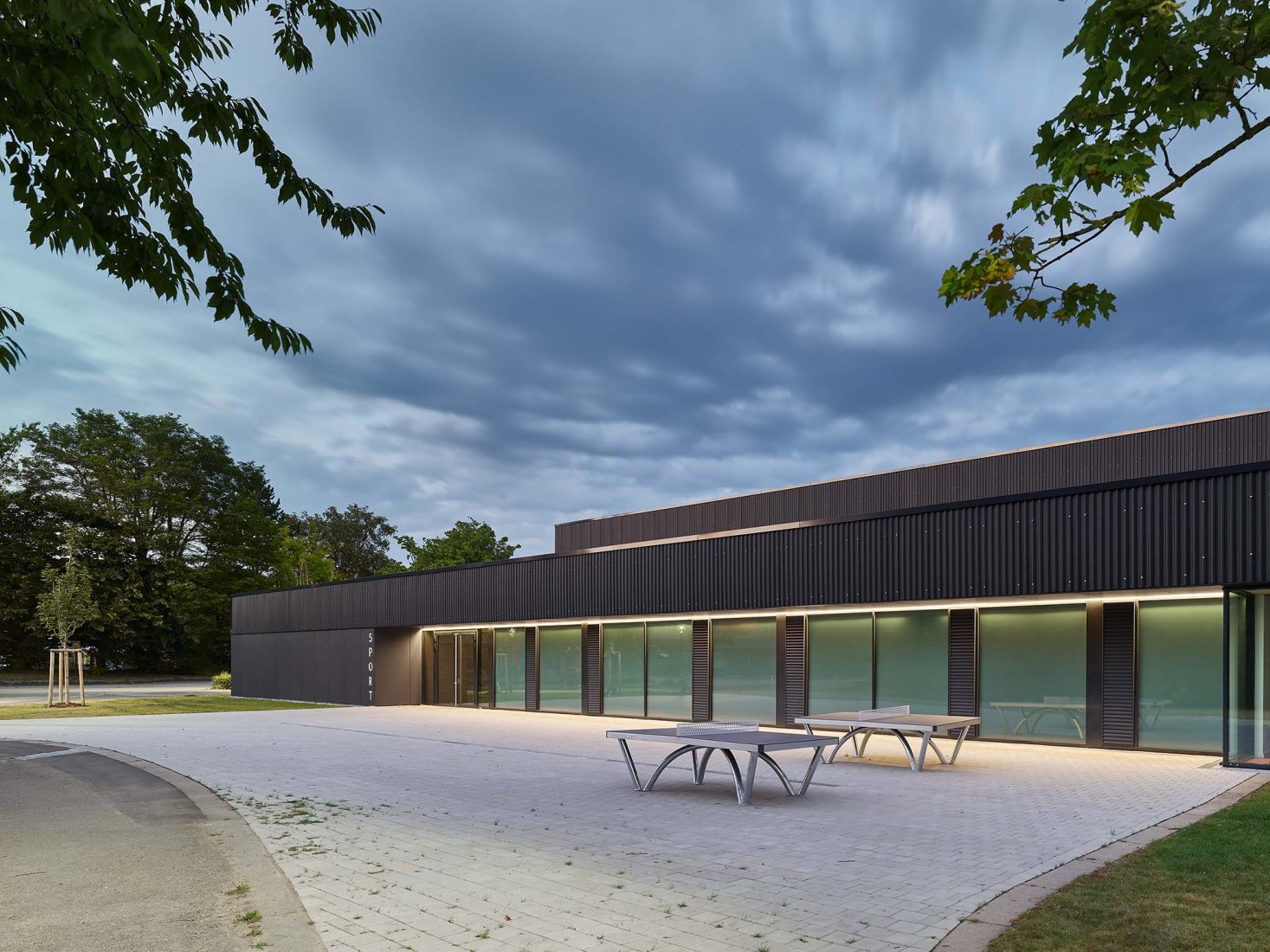 Pabellón de deportes con triple campo por DREI ARCHITEKTEN. Fotografía por Zooey Braun