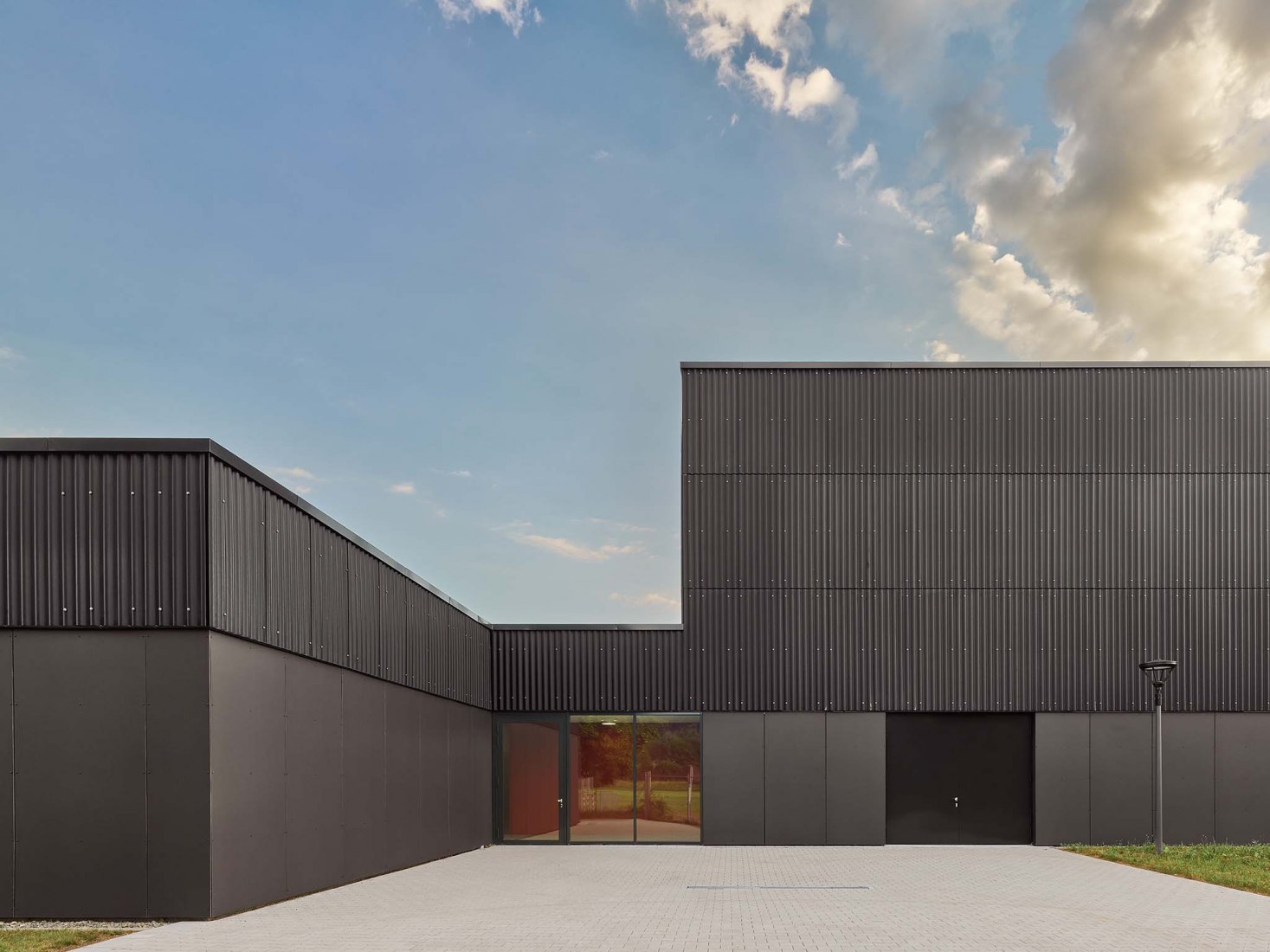 Pabellón de deportes con triple campo por DREI ARCHITEKTEN. Fotografía por Zooey Braun