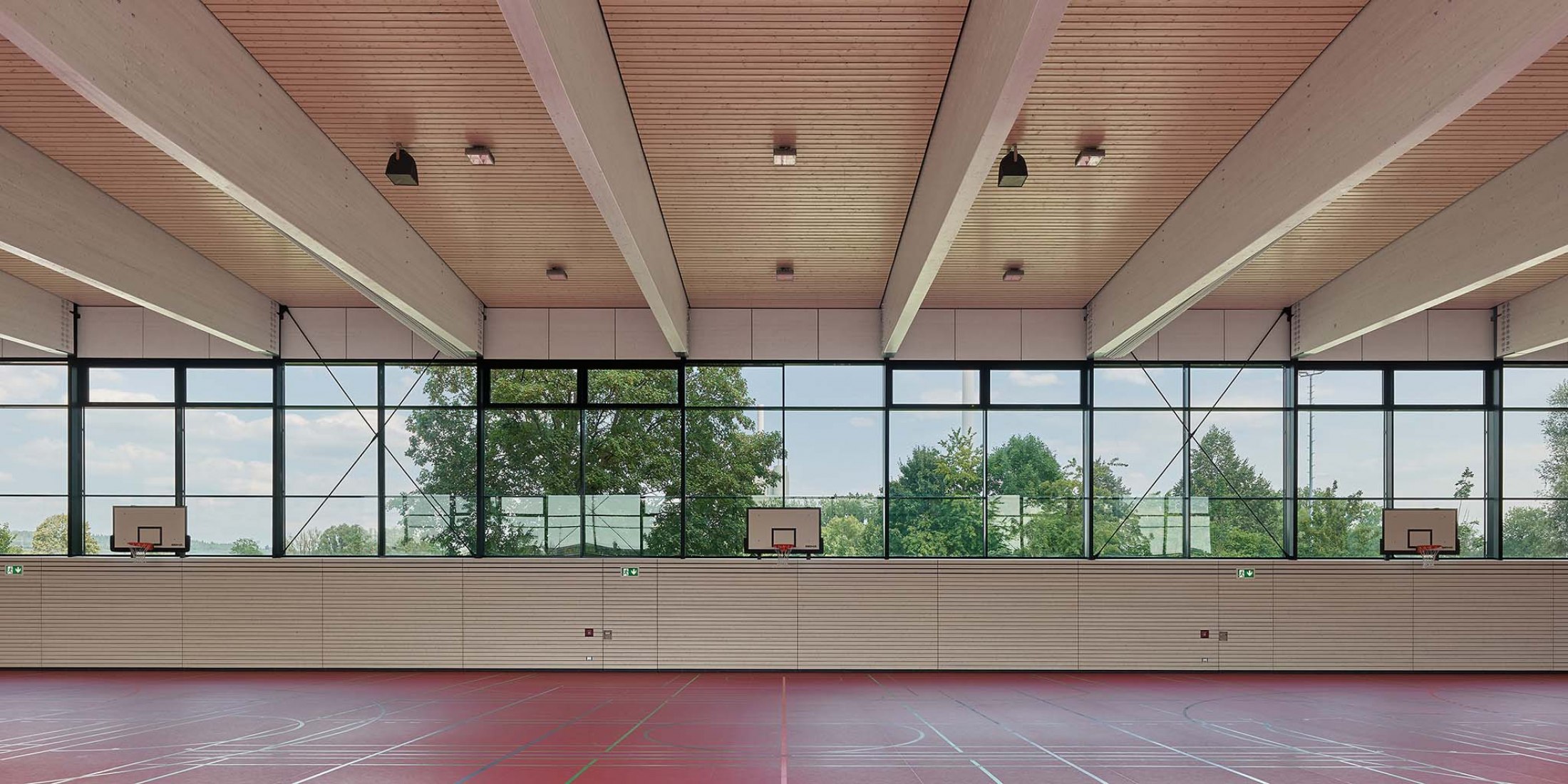Pabellón de deportes con triple campo por DREI ARCHITEKTEN. Fotografía por Zooey Braun