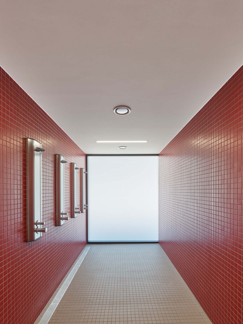 Pabellón de deportes con triple campo por DREI ARCHITEKTEN. Fotografía por Zooey Braun
