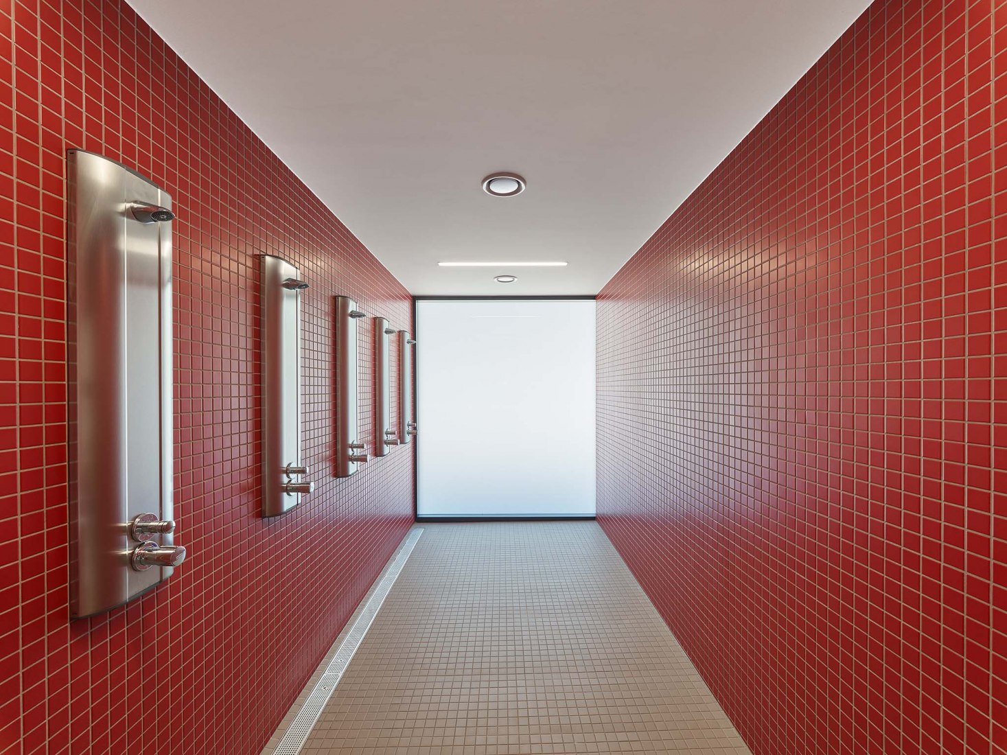 Pabellón de deportes con triple campo por DREI ARCHITEKTEN. Fotografía por Zooey Braun