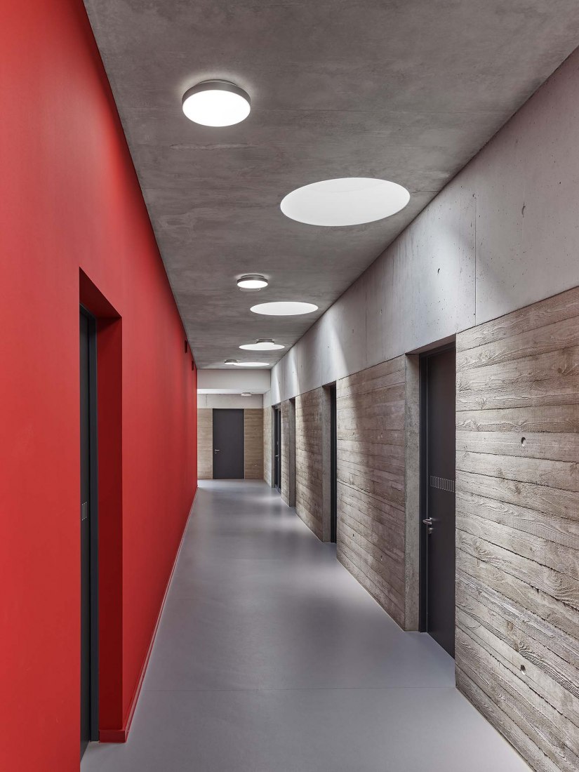 Pabellón de deportes con triple campo por DREI ARCHITEKTEN. Fotografía por Zooey Braun