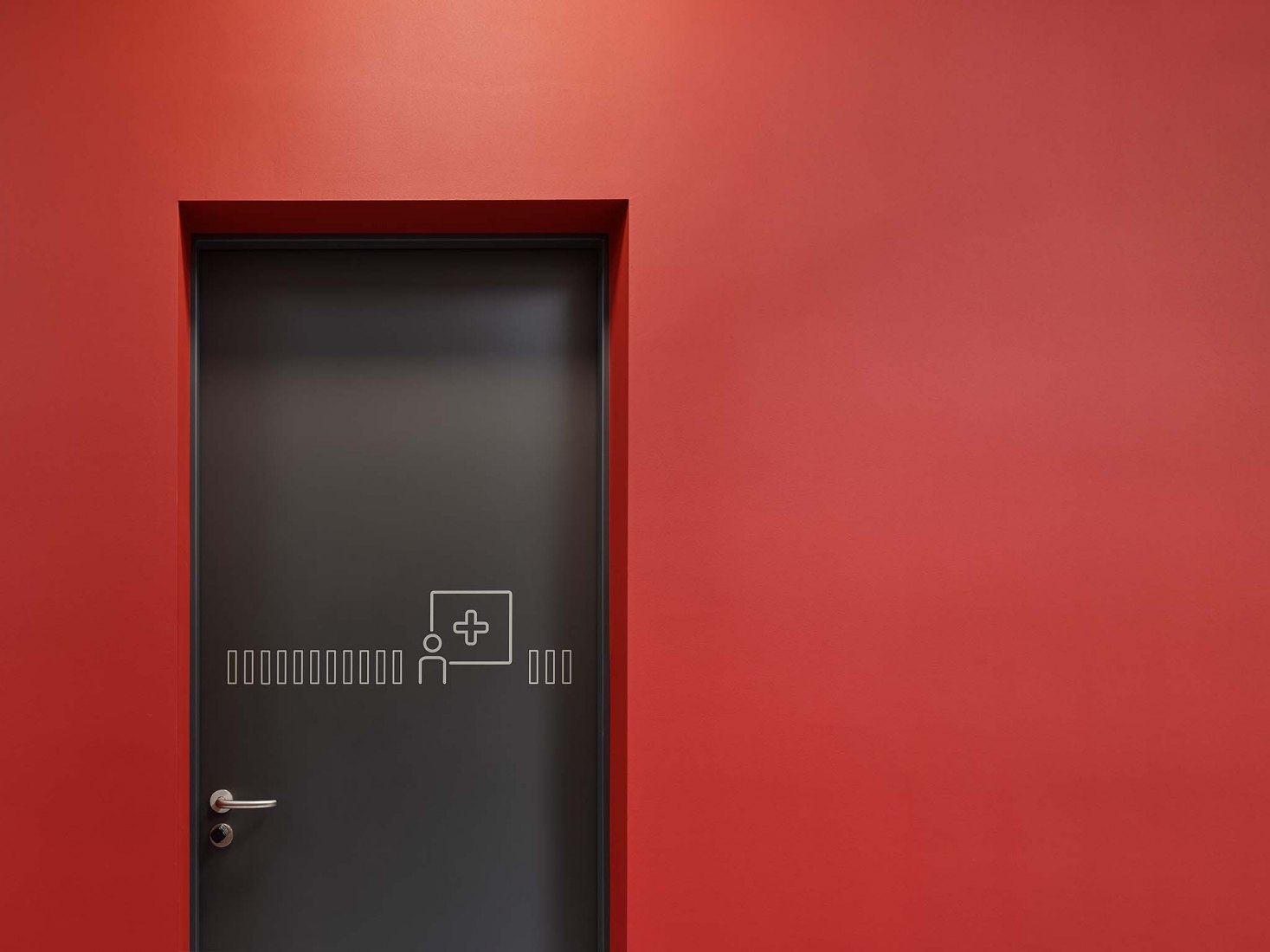 Pabellón de deportes con triple campo por DREI ARCHITEKTEN. Fotografía por Zooey Braun