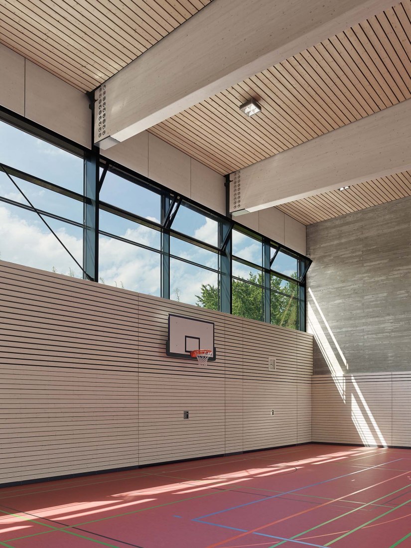 Pabellón de deportes con triple campo por DREI ARCHITEKTEN. Fotografía por Zooey Braun