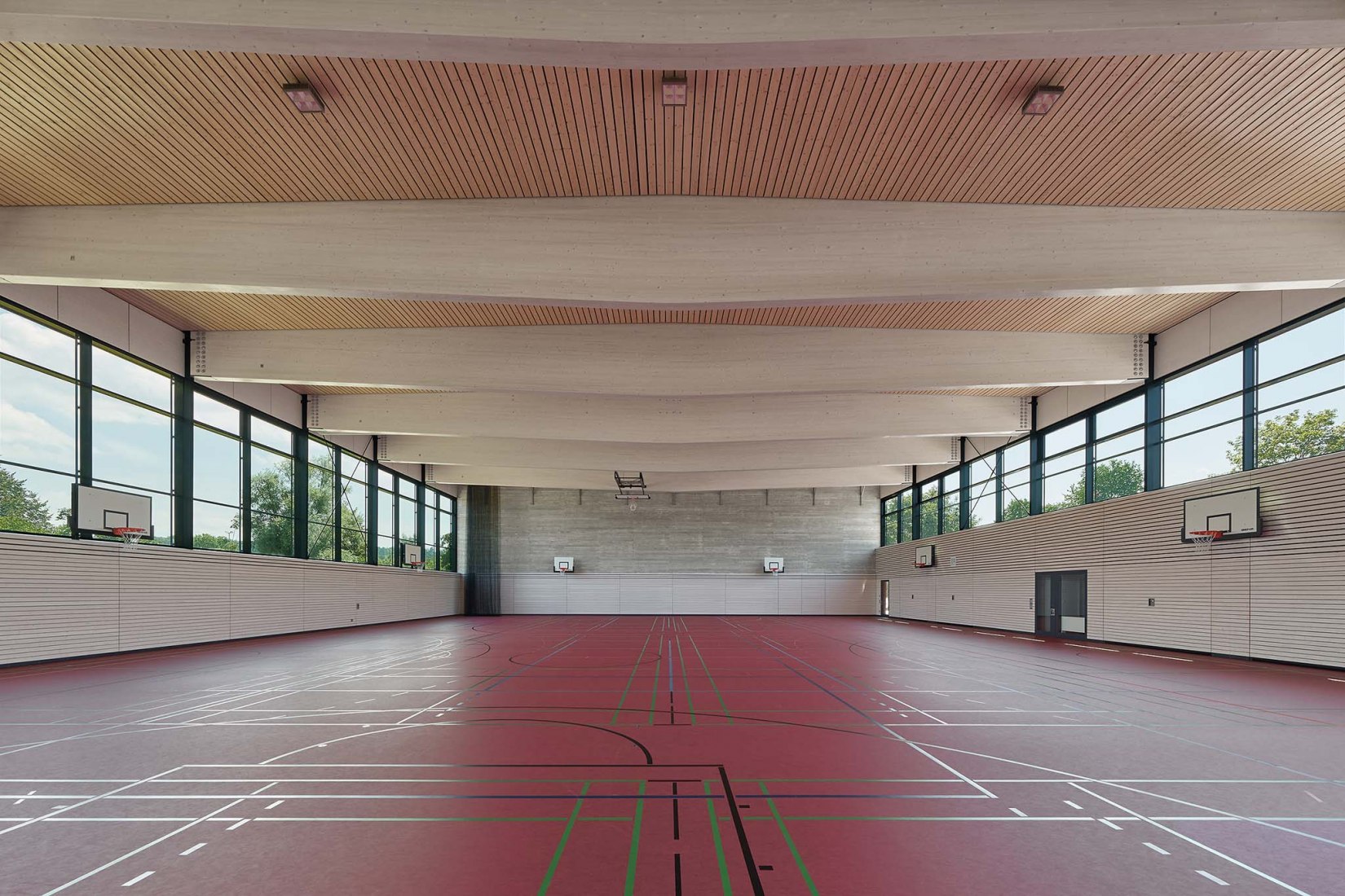 Pabellón de deportes con triple campo por DREI ARCHITEKTEN. Fotografía por Zooey Braun