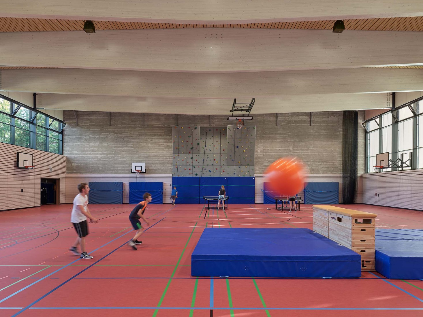 Pabellón de deportes con triple campo por DREI ARCHITEKTEN. Fotografía por Zooey Braun
