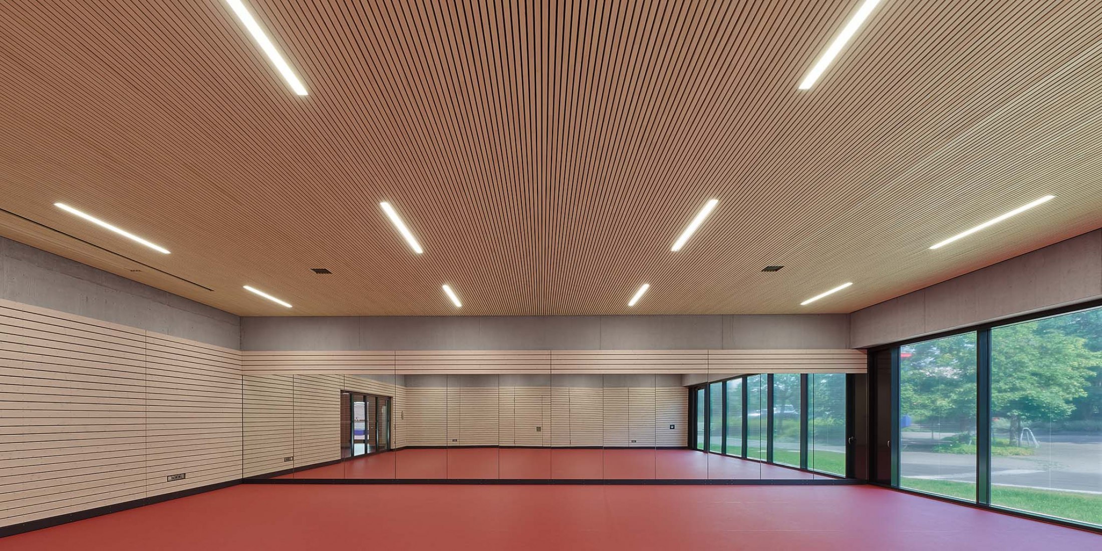 Pabellón de deportes con triple campo por DREI ARCHITEKTEN. Fotografía por Zooey Braun