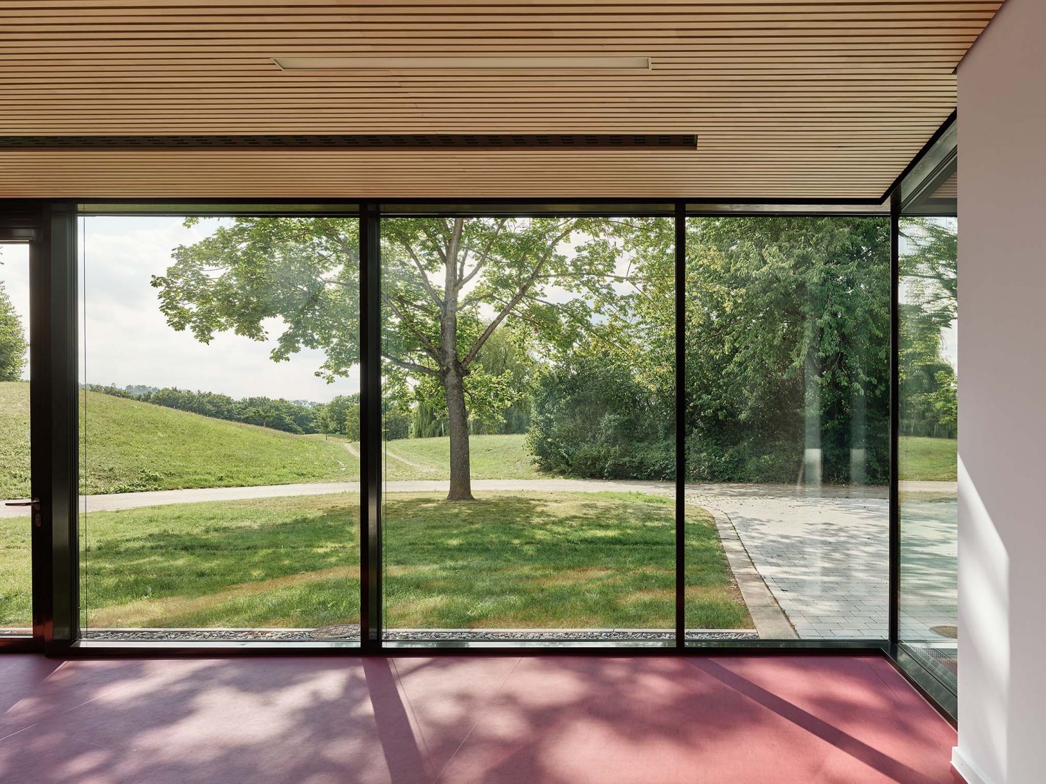 Pabellón de deportes con triple campo por DREI ARCHITEKTEN. Fotografía por Zooey Braun