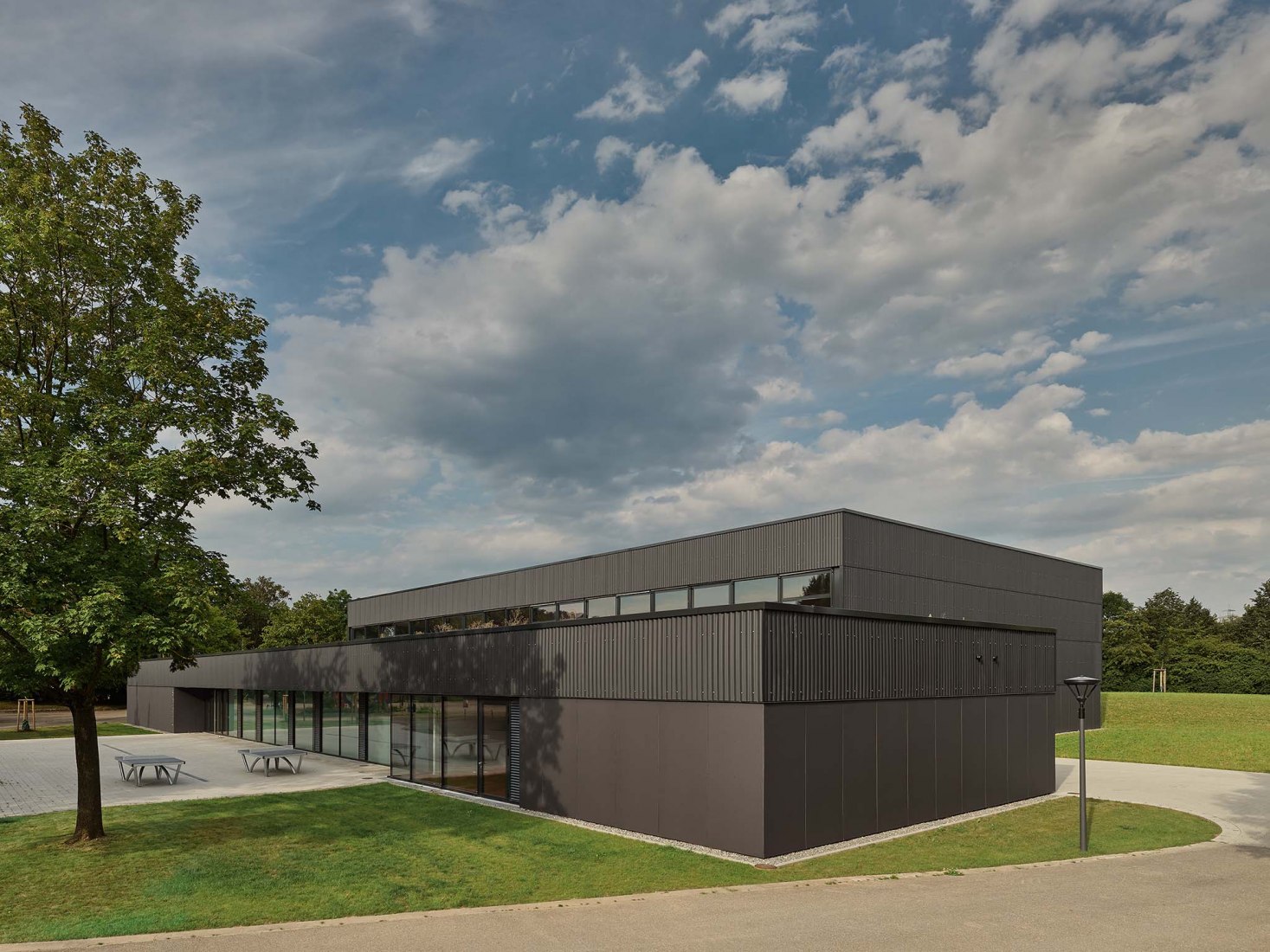 Pabellón de deportes con triple campo por DREI ARCHITEKTEN. Fotografía por Zooey Braun