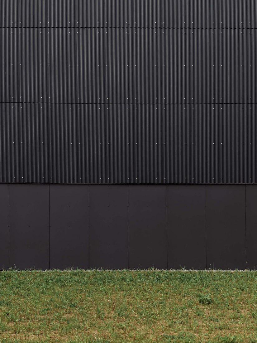 Pabellón de deportes con triple campo por DREI ARCHITEKTEN. Fotografía por Zooey Braun