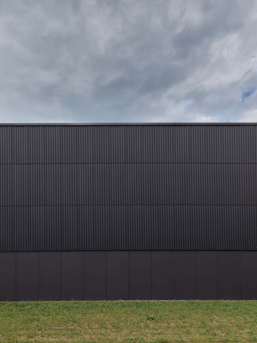 Pabellón de deportes con triple campo por DREI ARCHITEKTEN. Fotografía por Zooey Braun