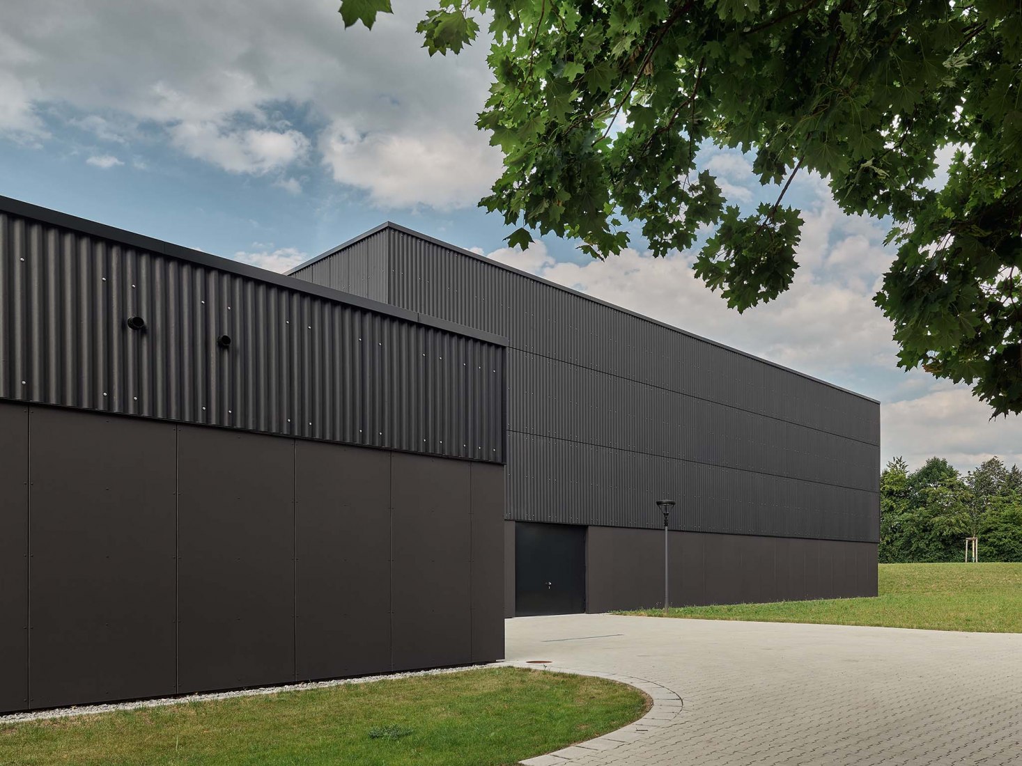 Pabellón de deportes con triple campo por DREI ARCHITEKTEN. Fotografía por Zooey Braun
