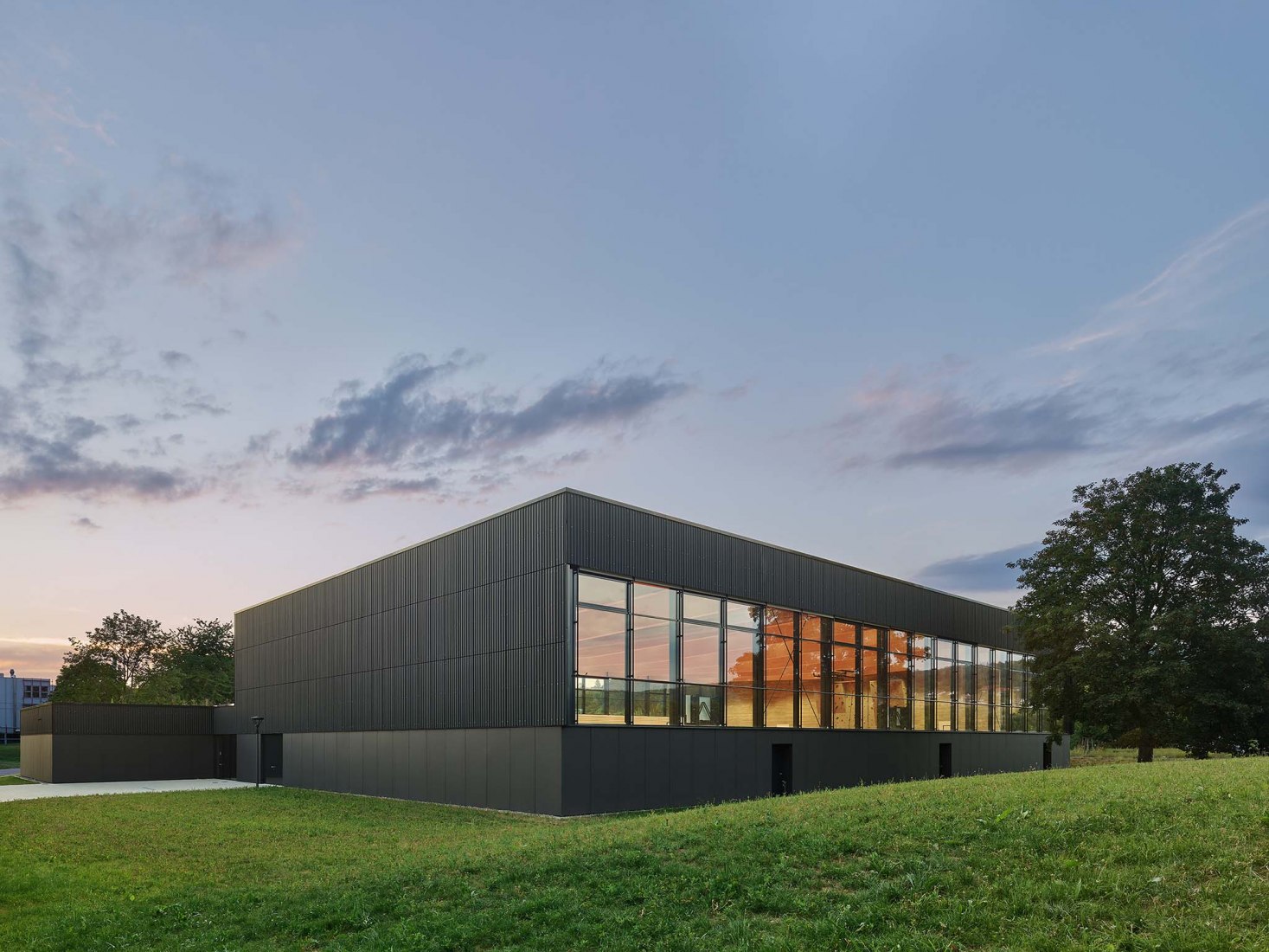Pabellón de deportes con triple campo por DREI ARCHITEKTEN. Fotografía por Zooey Braun