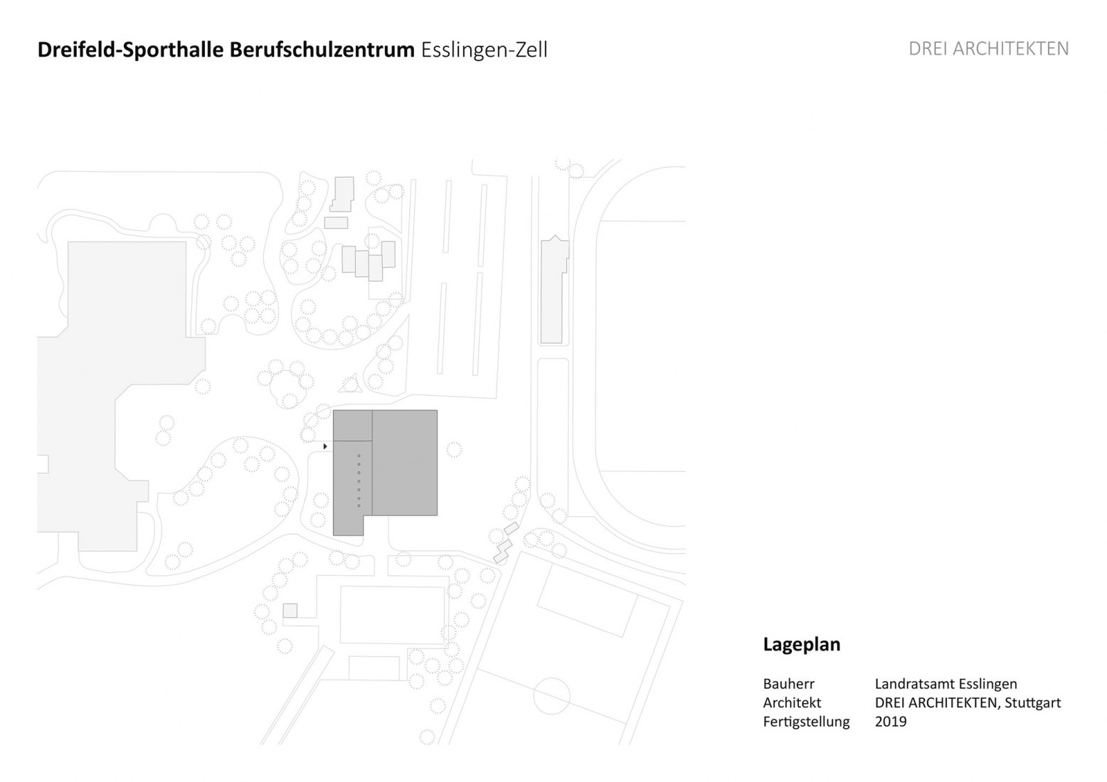 Plano de situación. Pabellón de deportes con triple campo por DREI ARCHITEKTEN