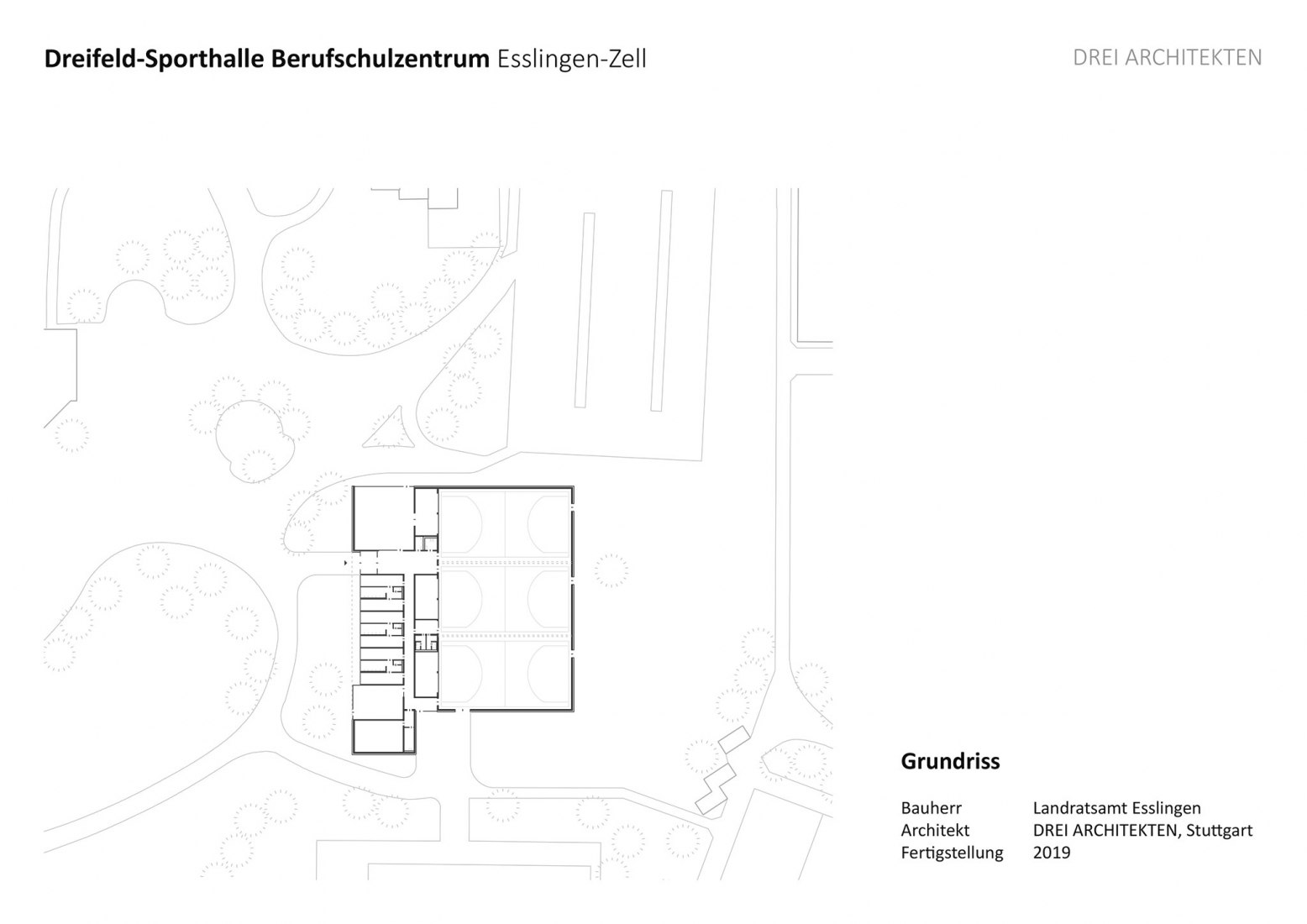 Plano de planta baja. Pabellón de deportes con triple campo por DREI ARCHITEKTEN