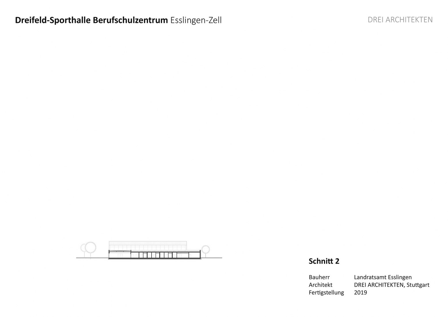 Plano sección longitudinal 1. Pabellón de deportes con triple campo por DREI ARCHITEKTEN
