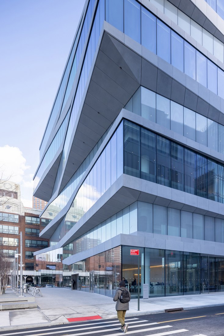 Geffen Hall desde un paso de cebra del campus. Escuela de Negocios de la Universidad de Columbia por DS+R. Fotografíapor Iwan Baan
