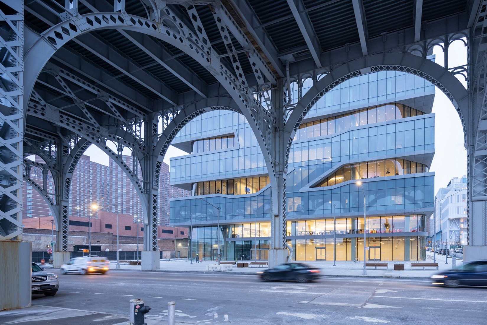 Kravis Hall, 12th Avenue Retail frente al viaducto de Riverside Drive. Escuela de Negocios de la Universidad de Columbia por DS+R. Fotografíapor Iwan Baan