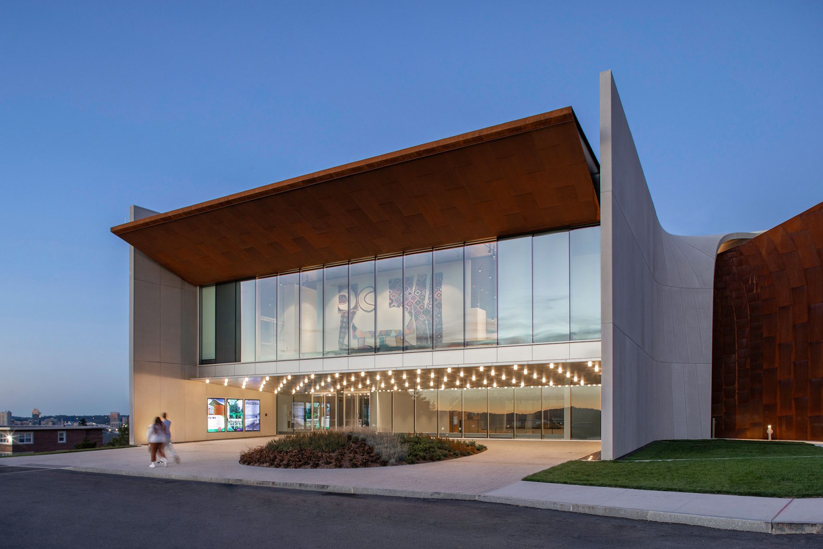 Centro de Artes Escénicas del College of the Holy Cross Prior por DS+R. Fotografía por Brett Beyer.