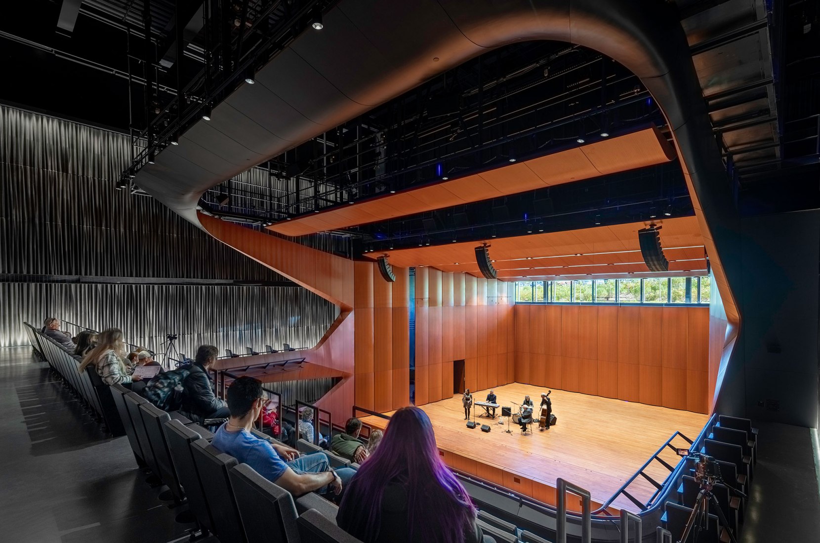 Centro de Artes Escénicas del College of the Holy Cross Prior por DS+R. Fotografía por Brett Beyer.