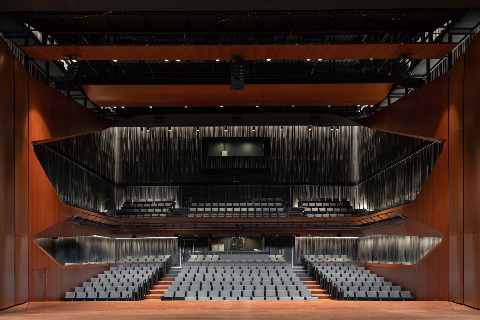 Centro de Artes Escénicas del College of the Holy Cross Prior por DS+R. Fotografía por Brett Beyer.