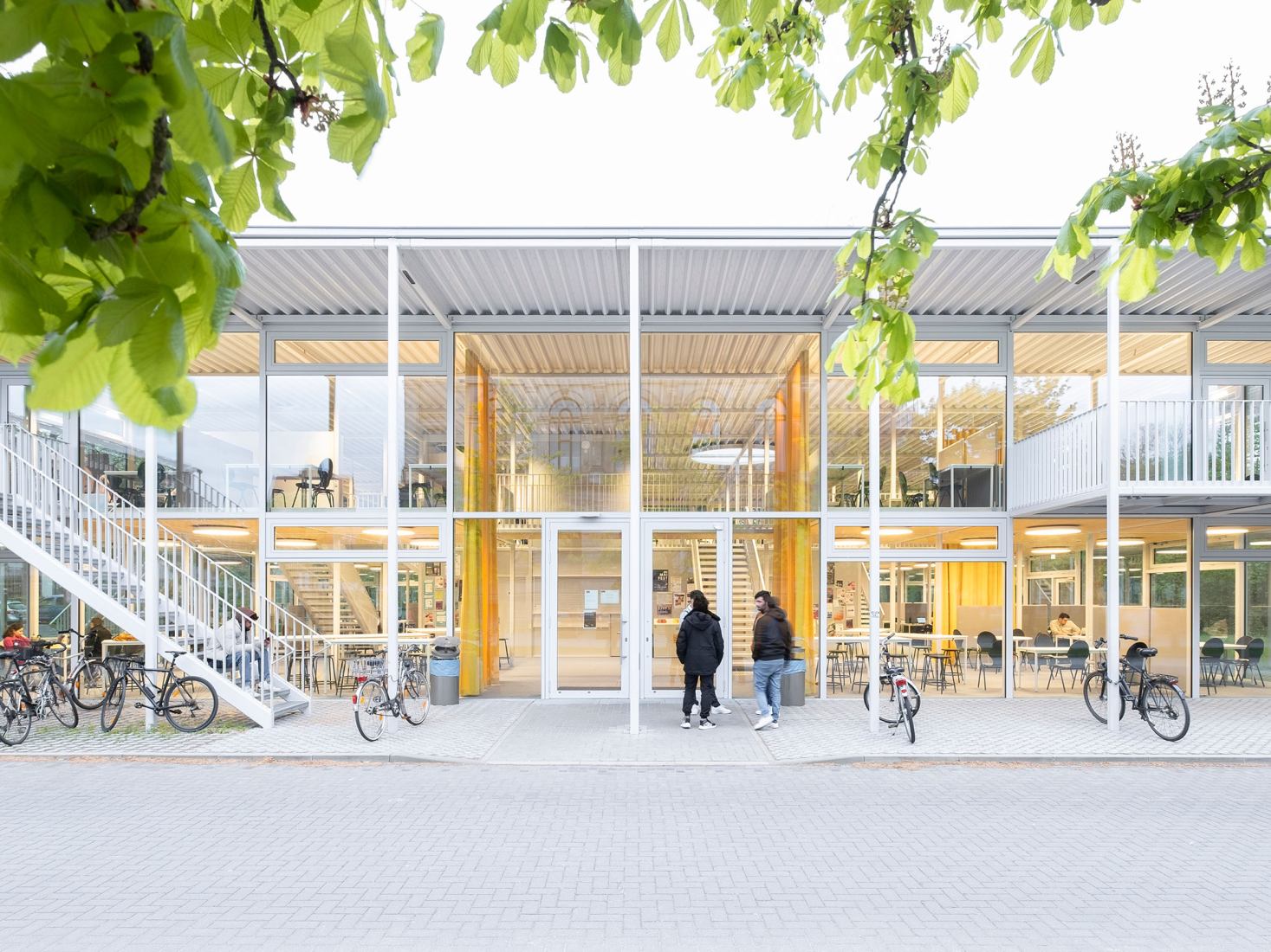 Pabellón del campus de la Universidad Técnica de Braunschweig por Gustav Düsing y Max Hacke. Fotografía por Iwan Baan.
