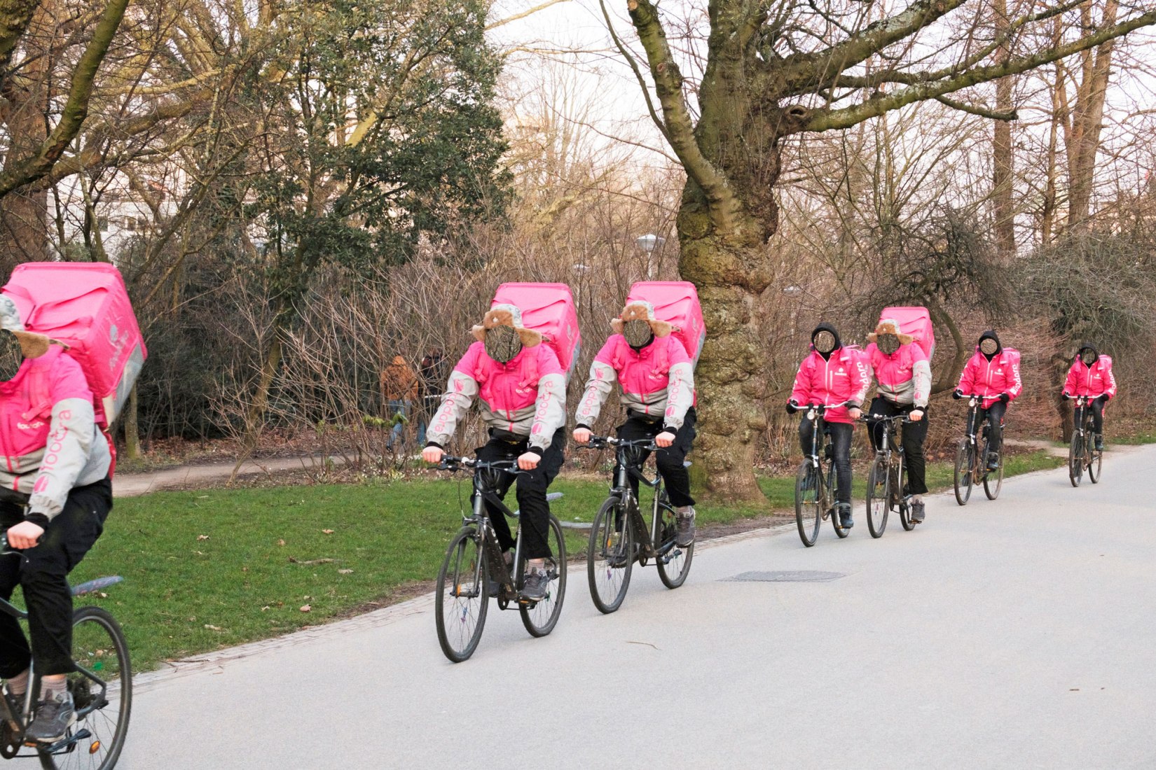 Foodora deliverers in the Vondelpark, Amsterdam, 2018. Photo by Johannes Schwartz.