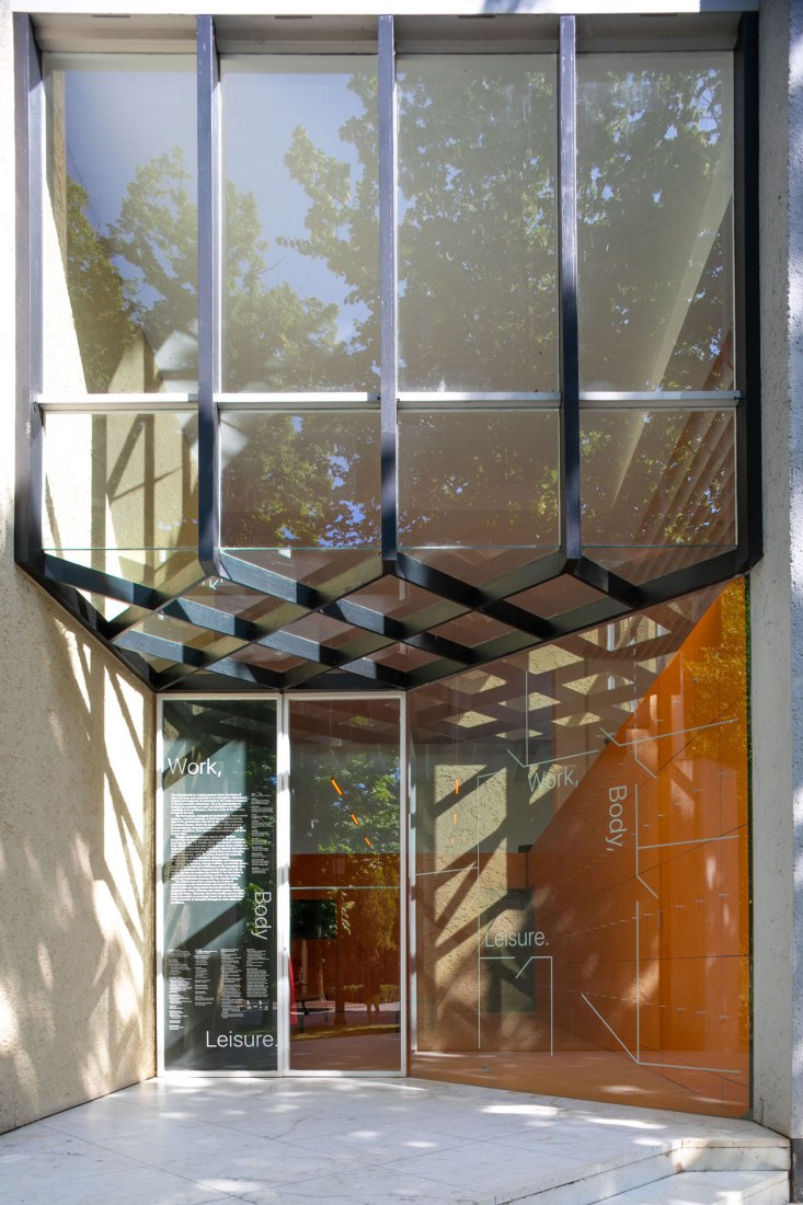 Entrance. Dutch Pavilion WORK, BODY, LEISURE. 16th International Architecture Exhibition - La Biennale di Venezia, FREESPACE. Photo by Daria Scagliola