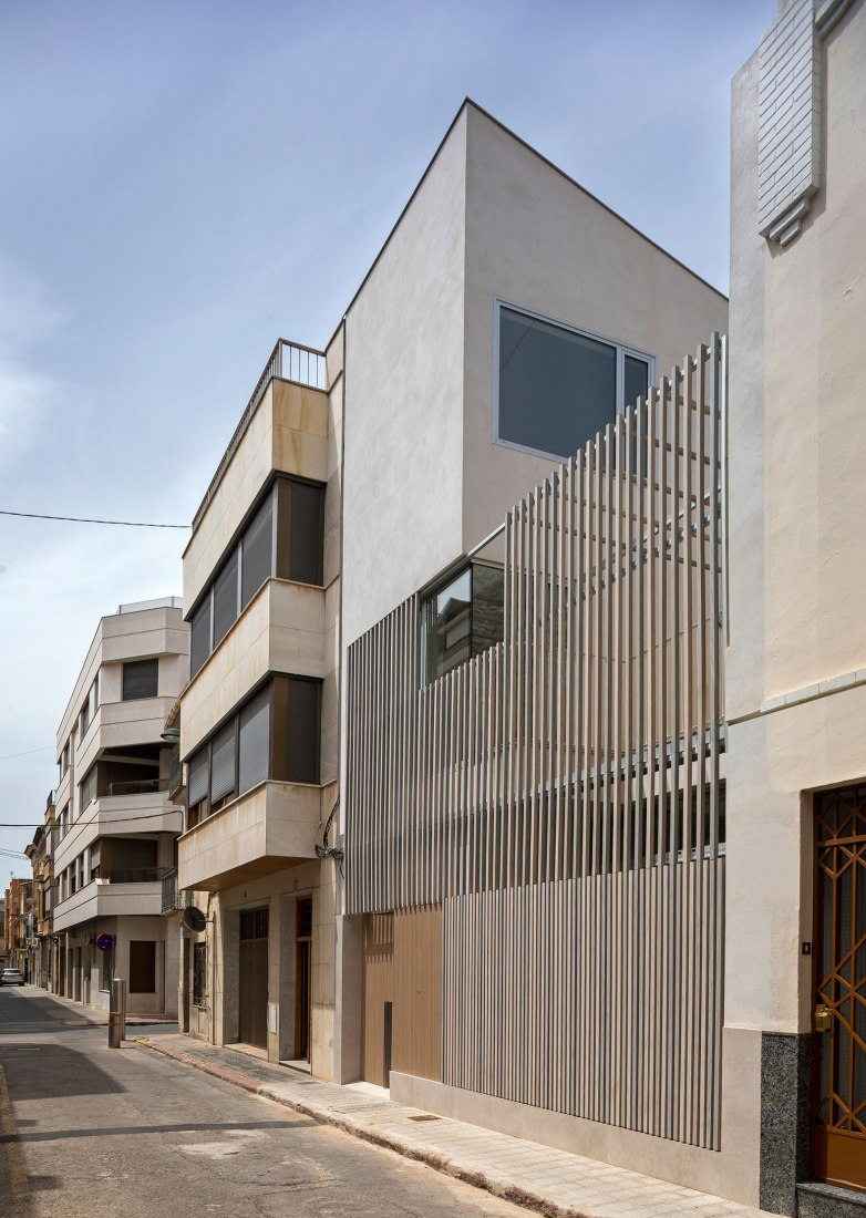 Vivienda unifamiliar entre medianeras en Vila Real por Juan Marco Marco. Fotografía por Diego Opazo.