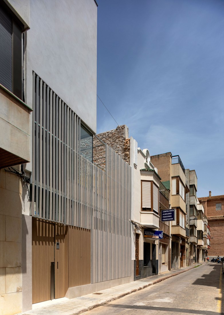 Vivienda unifamiliar entre medianeras en Vila Real por Juan Marco Marco. Fotografía por Diego Opazo.