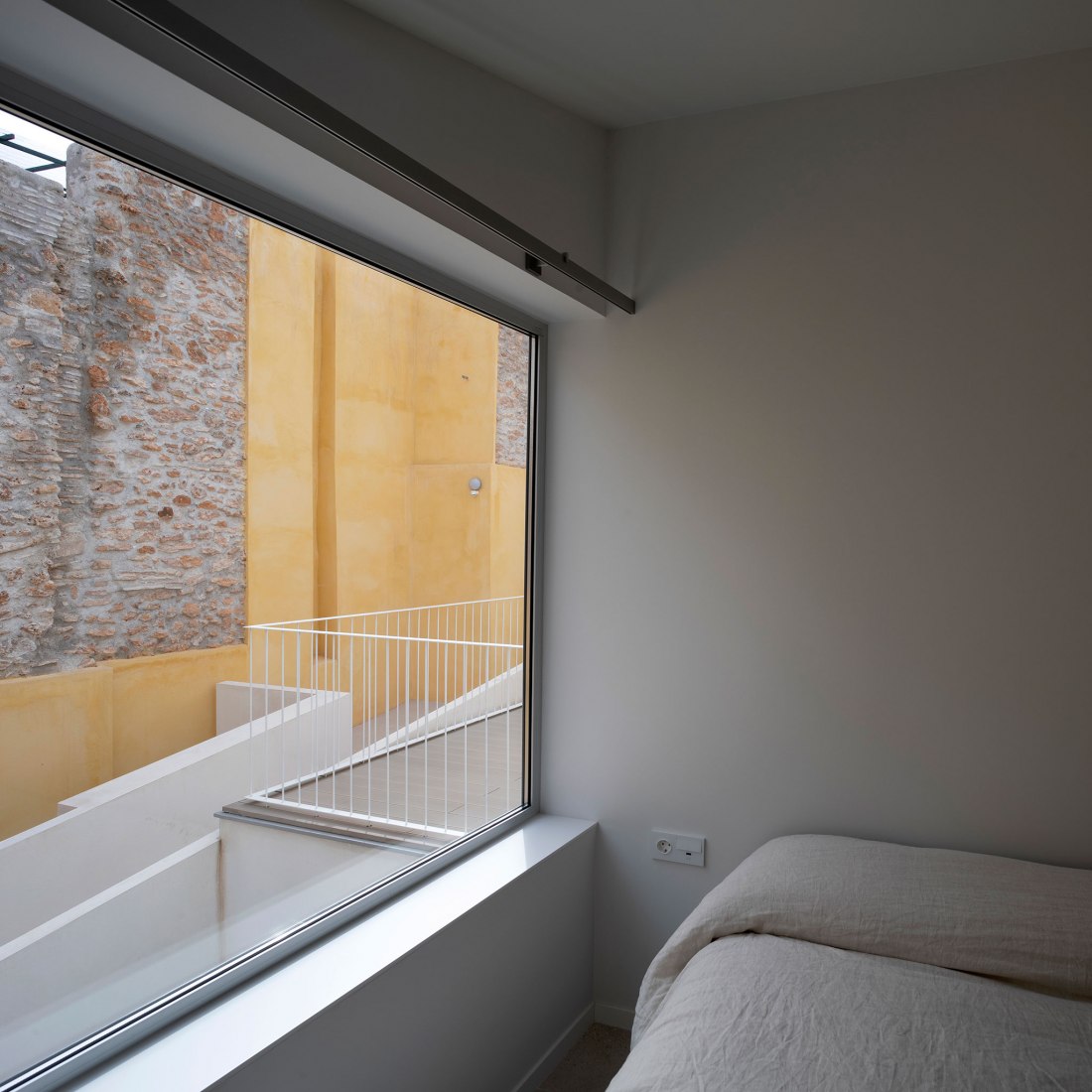 Vivienda unifamiliar entre medianeras en Vila Real por Juan Marco Marco. Fotografía por Diego Opazo.