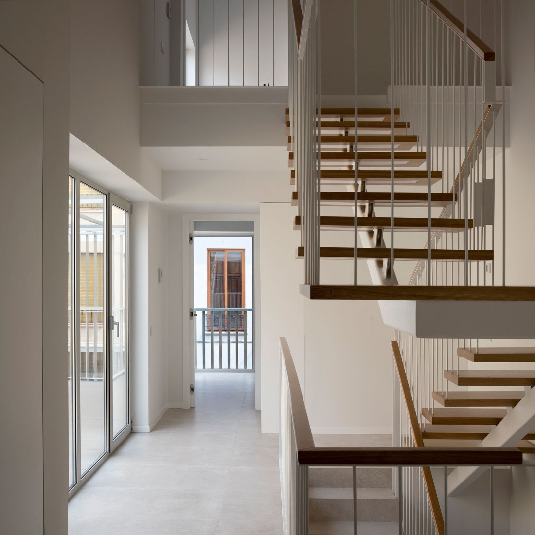 Vivienda unifamiliar entre medianeras en Vila Real por Juan Marco Marco. Fotografía por Diego Opazo.