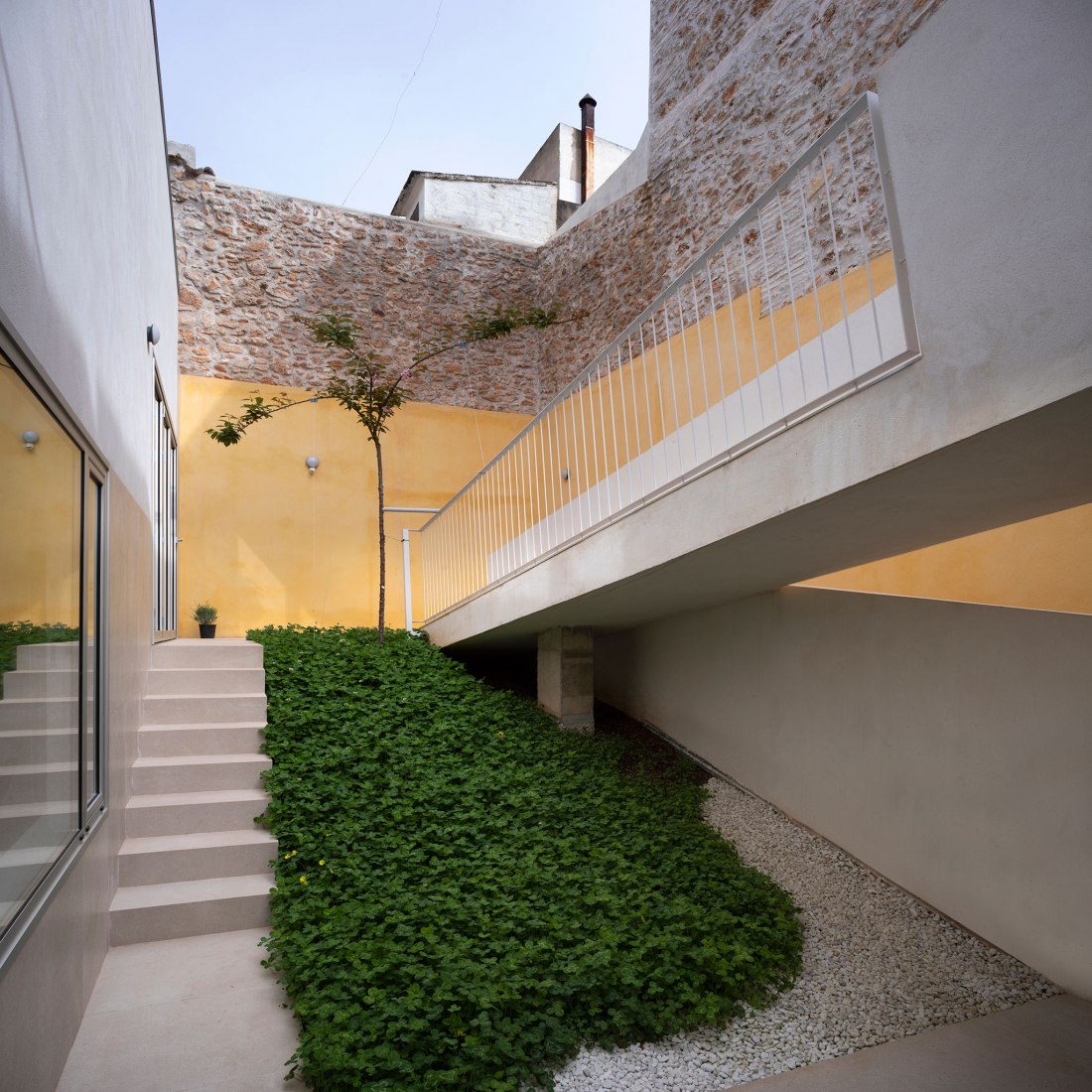 Vivienda unifamiliar entre medianeras en Vila Real por Juan Marco Marco. Fotografía por Diego Opazo.