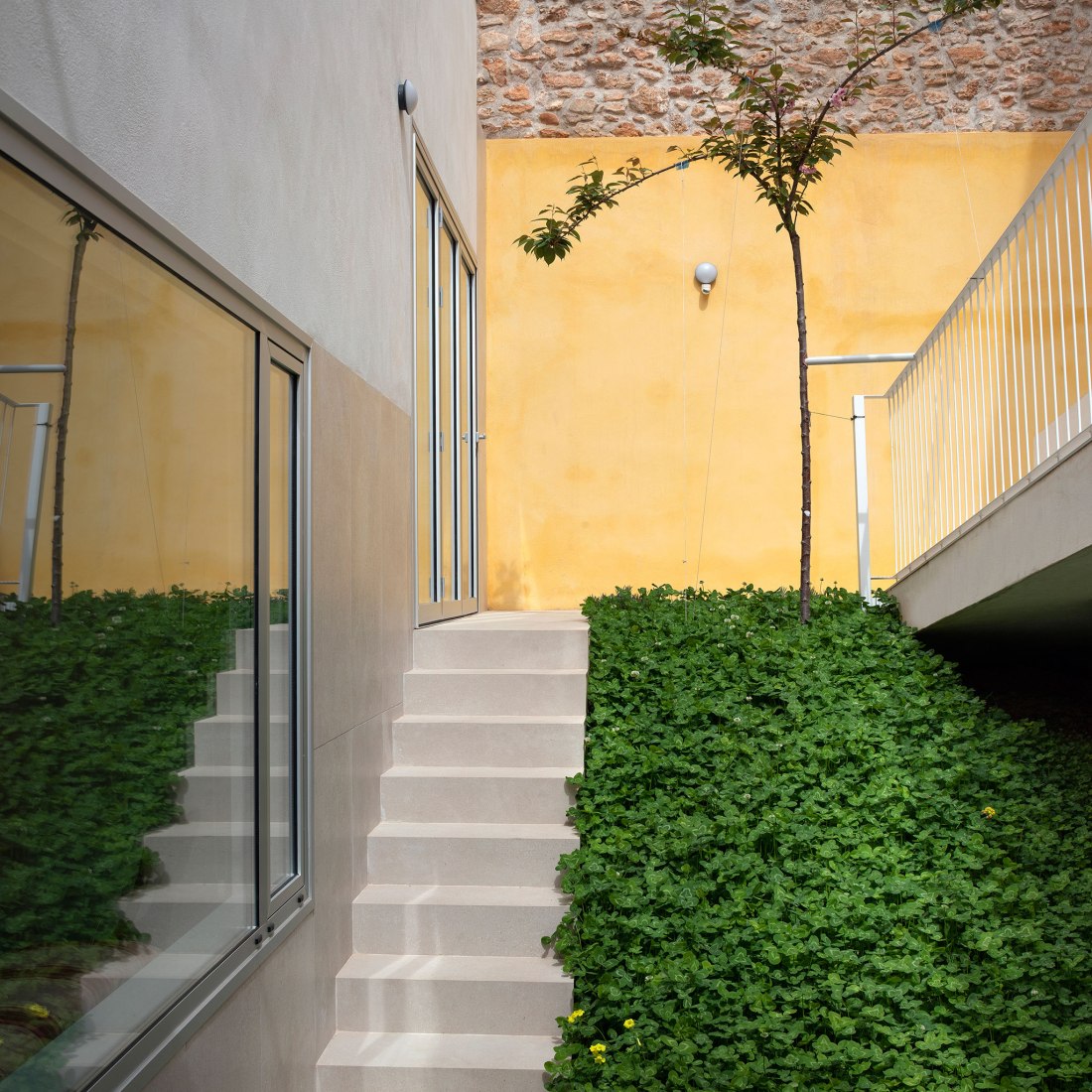 Vivienda unifamiliar entre medianeras en Vila Real por Juan Marco Marco. Fotografía por Diego Opazo.